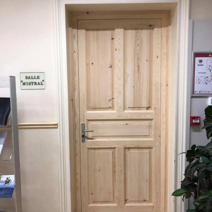 Fabrication de portes d'entrée en bois Lunel